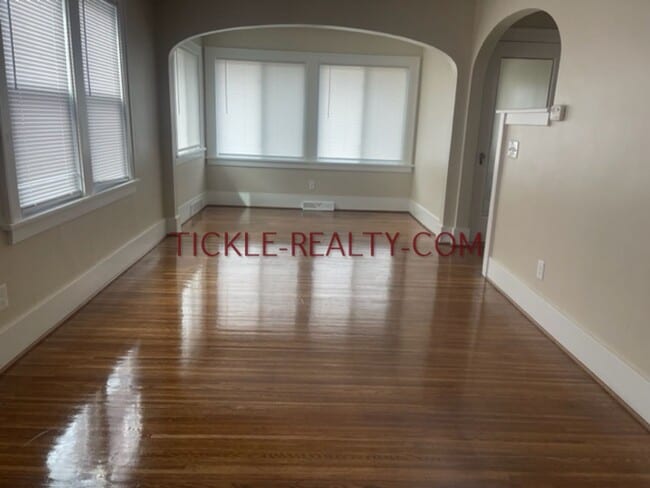 Building Photo - 253-255 Rocket St Unit 253