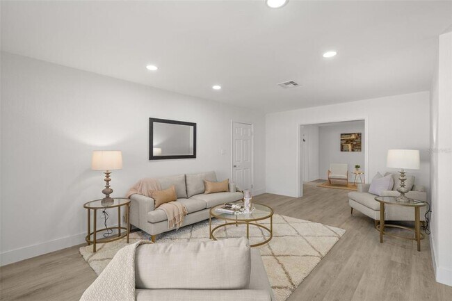 Photo - 4135 Des Moines St NE