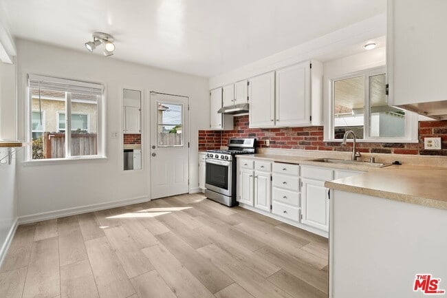 Photo - 7869 Croydon Ave