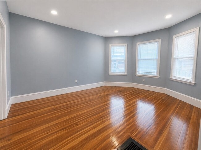 Building Photo - 9 Nightingale St Unit 2
