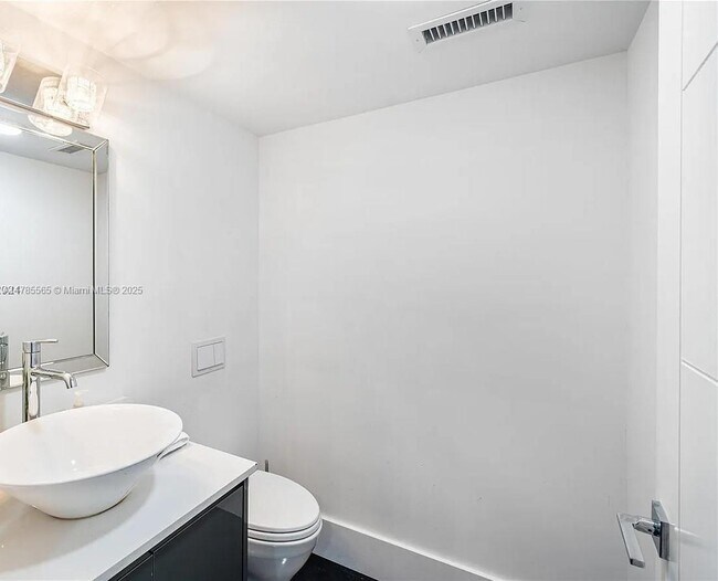 Photo - North Bayshore Drive, Miami, FL 33132 - 3 BR 2.5 BA condo Unidad A3545