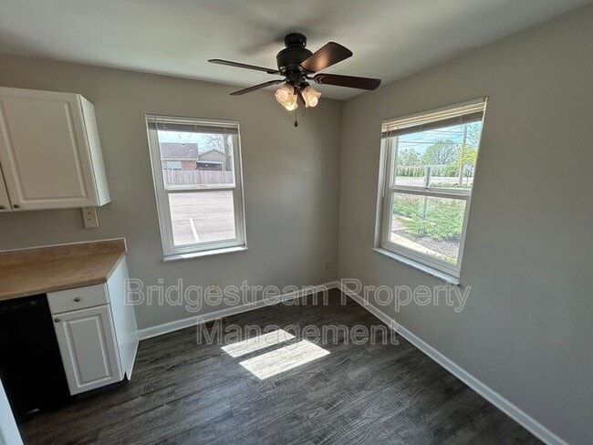 Photo - 92 W Franklin St