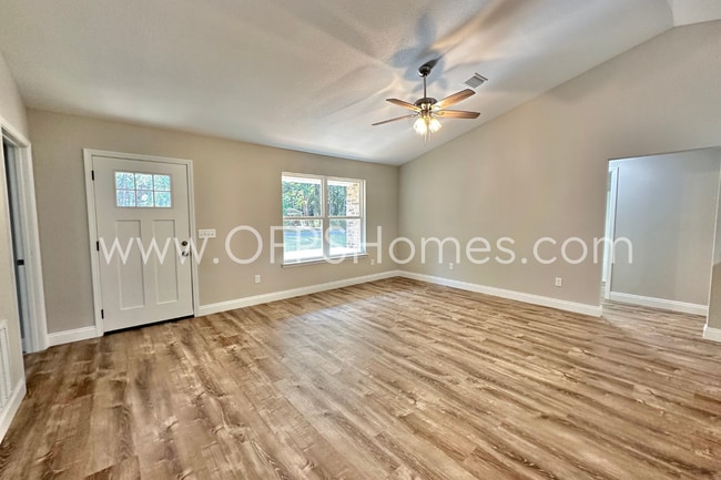 Photo - AVAILABLE NOW! 3/2 in Milton!