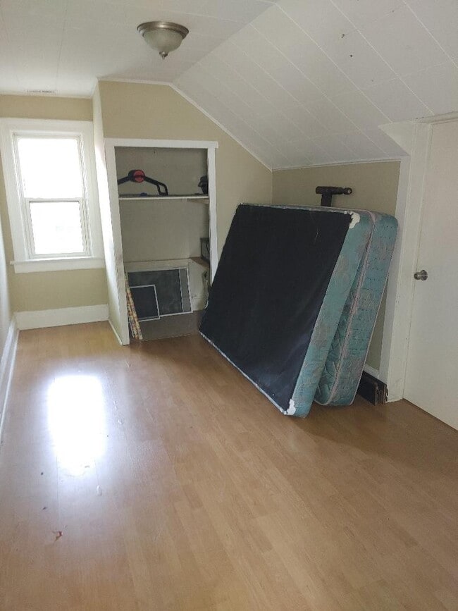 Photo - 1184 Moy Av Unit Upper