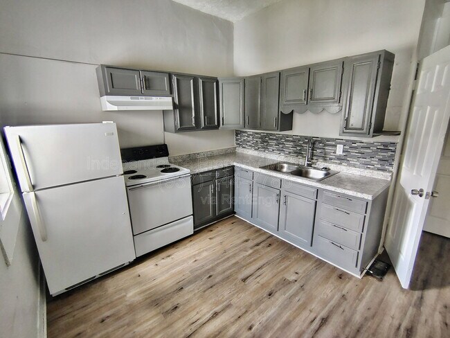 Photo - 817 S Main St