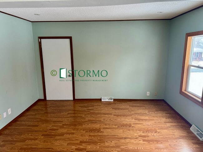 Photo - 626 Oak St NE