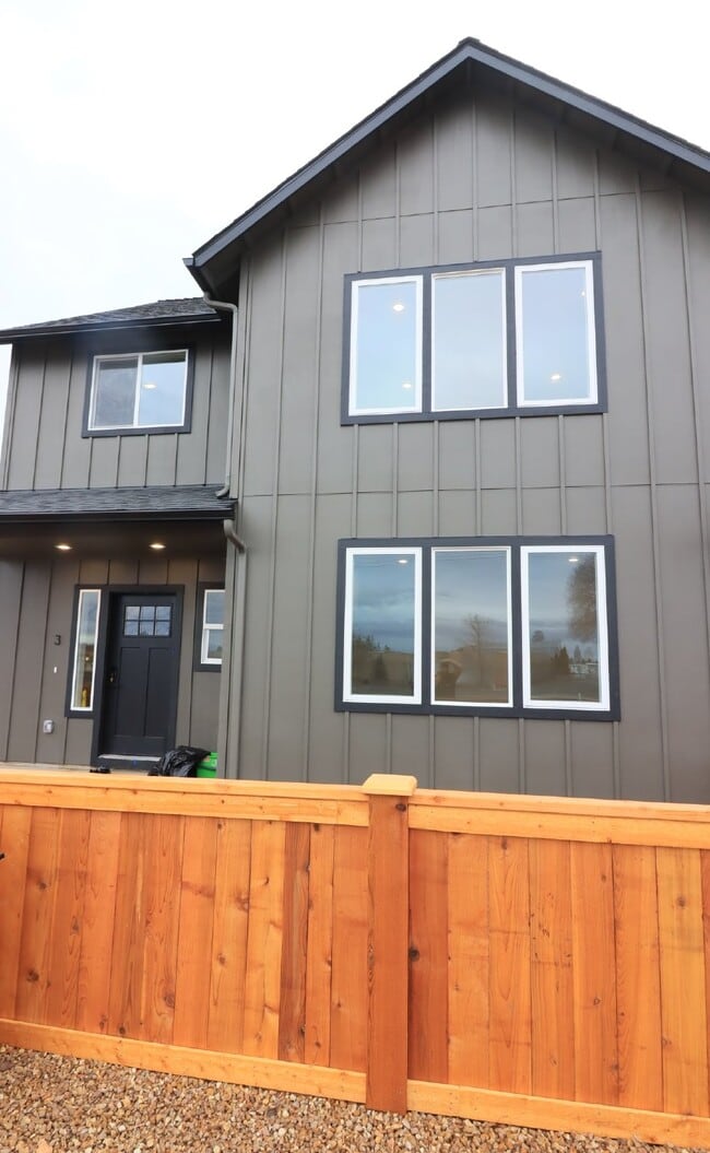 4/3.5 Townhome SE Bend. - 4/3.5 Townhome SE Bend. Unit 2