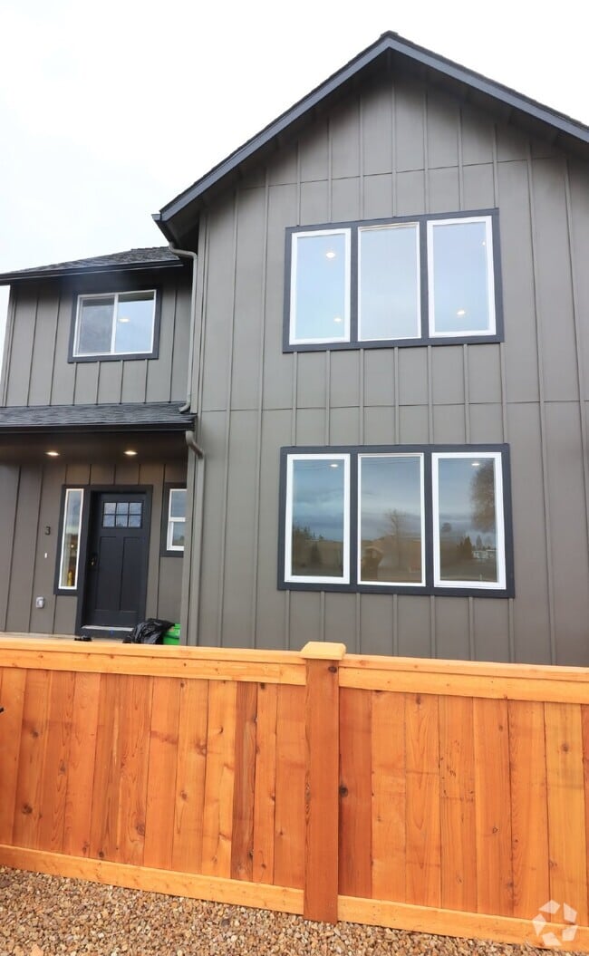 Building Photo - 4/3.5 Townhome SE Bend. Unit 2