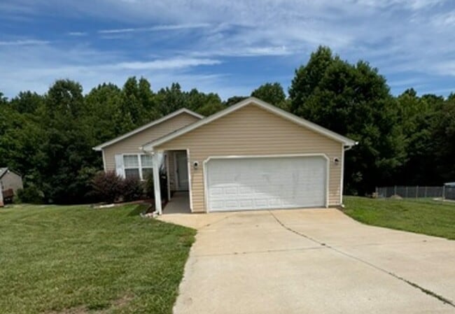 Building Photo - Single Story - 3 bedrooms, 2 baths, spacious living room, kitchen & a 2 car garage, located on a ...