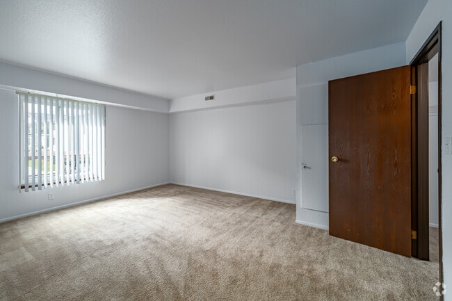 2BR, 1BA - 975SF - Primary Bedroom