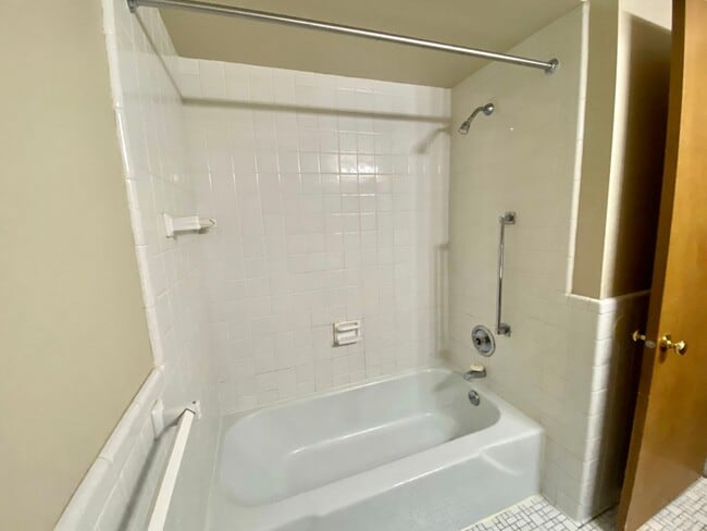 Photo - Cozy 2 Bedroom, 1 Bath Apartment with Balc... Unit IVA38