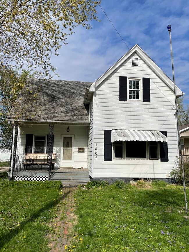 4 Bedroom House with Fenced in Yard! - 4 Bedroom House with Fenced in Yard!