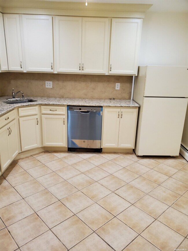 Photo - 88-05 Pontiac St