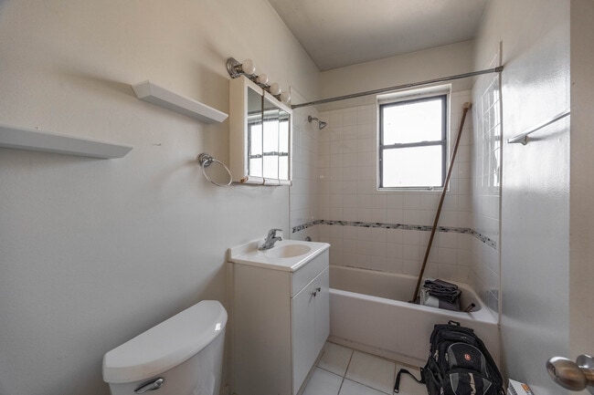 Photo - 717 W Roscoe St Unit 2