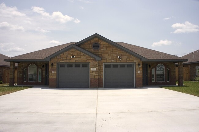 Building Photo - Beautiful 3 bed/2 bath Duplex off of Bunny Trail