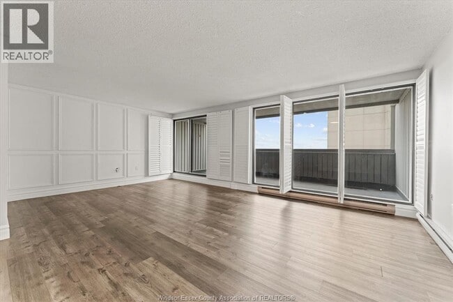 Photo - 380 Pelissier St Unité 1701