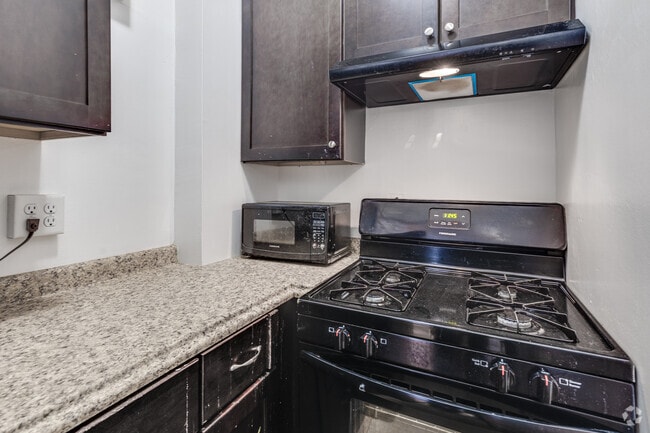 1BR, 1BA + Den - 625SF - Kitchen