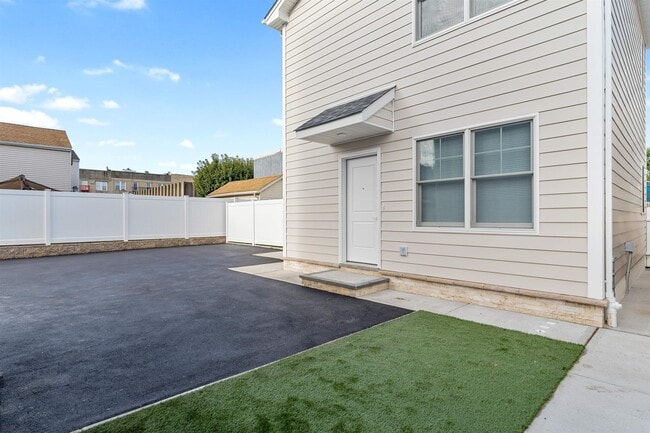 Photo - 6717 Madison St