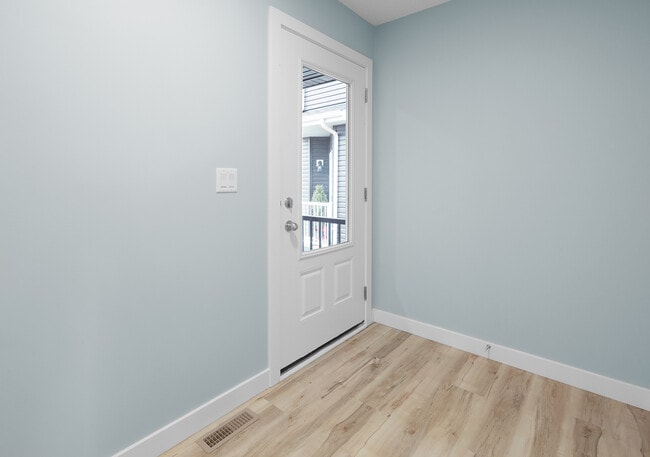 Photo - 1358 Erker Cres NW