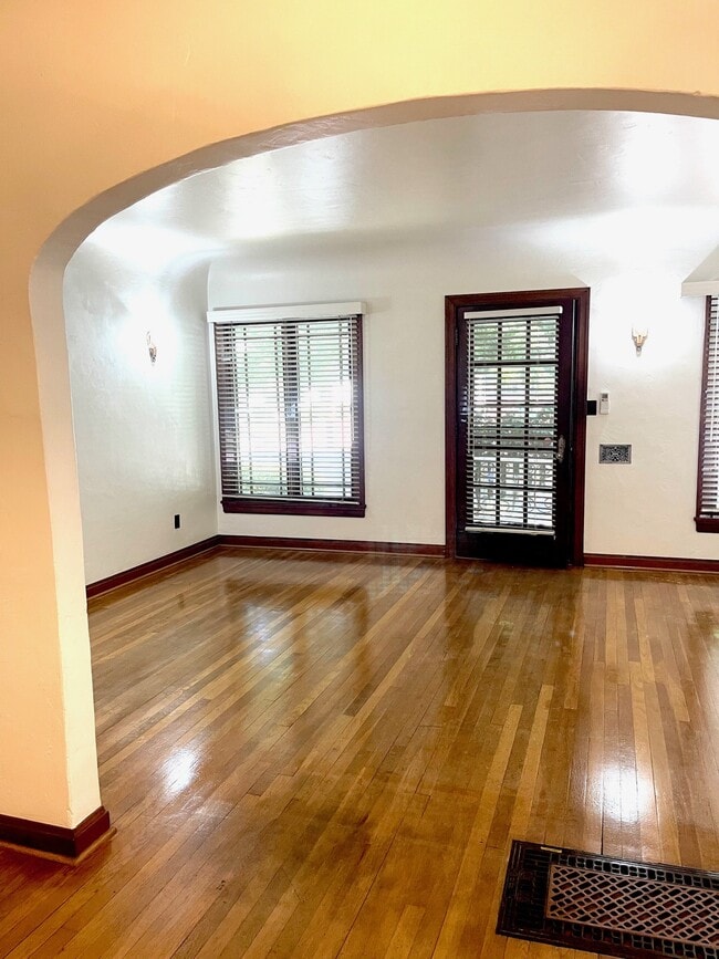 Photo - 410 W Walnut St