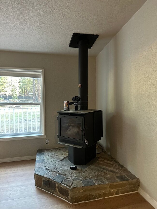 Photo - Adorable home in La Pine area, 1.5 acres fully fenced!!