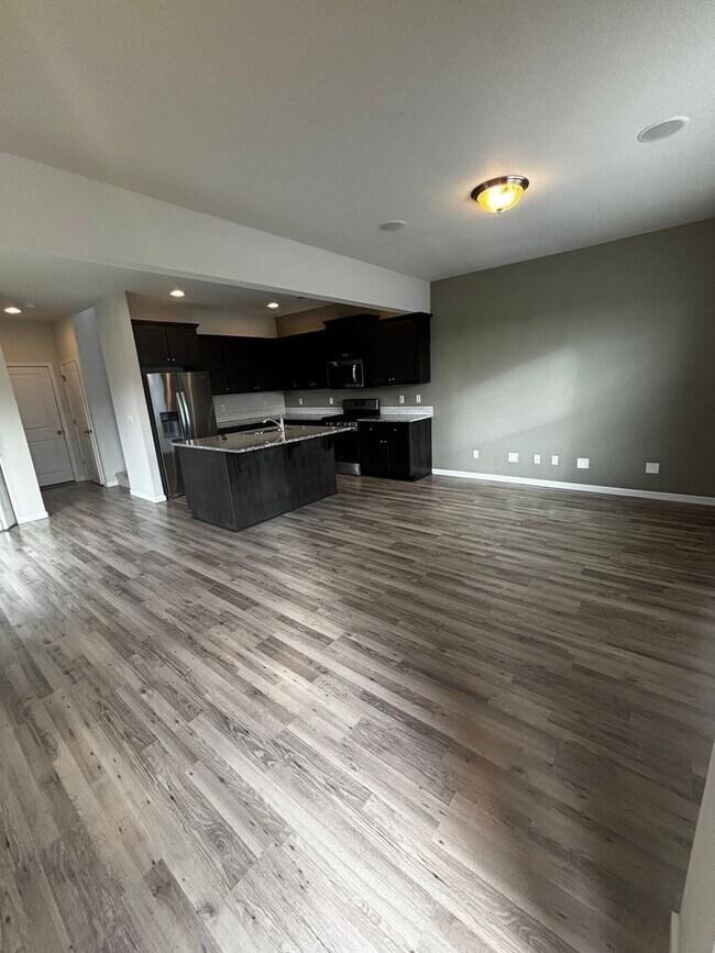 Photo - Newer SE 3 Bdrm House, All Appliances incl W/D, Air Cond, Community Pool, Double Garage