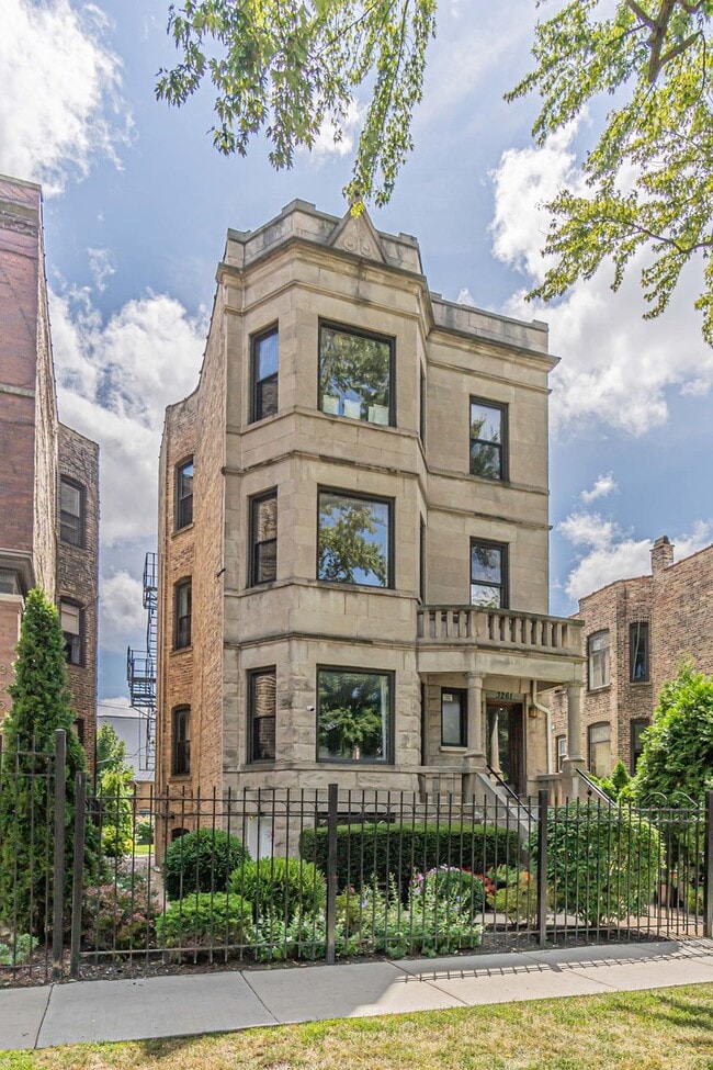 Photo - 3261 W Palmer St Unidad 2