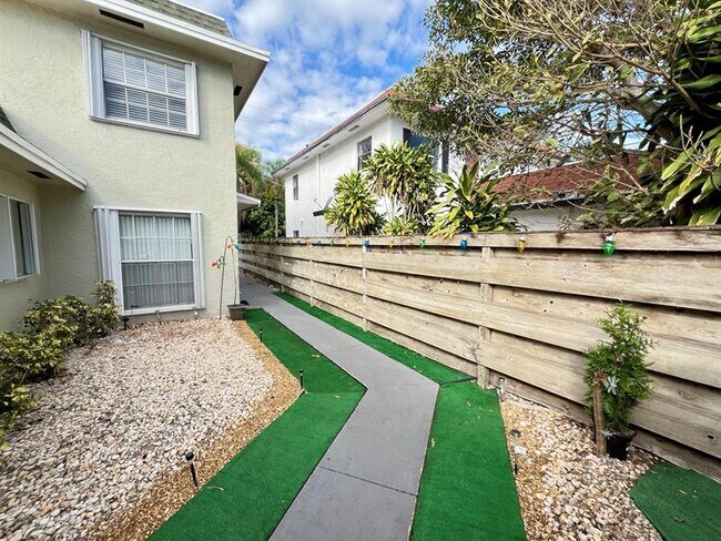 Photo - 1121-1123 N Andrews Ave