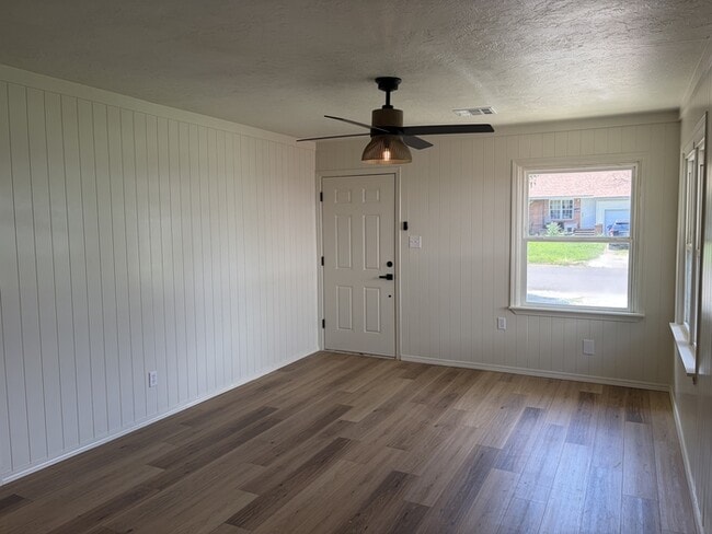 Photo - 411 E Showalter Dr