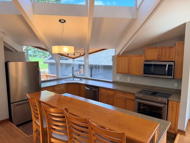 Building Photo - Spacious Home with Office, Studio, Workshop - Endless Possibilities!