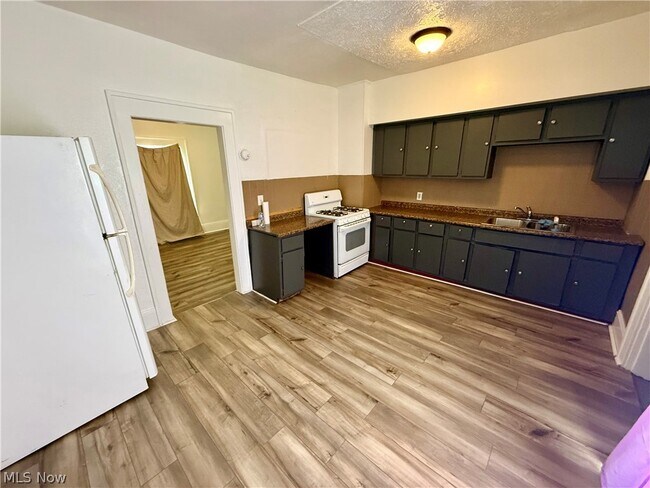 Photo - 895 Beardsley St