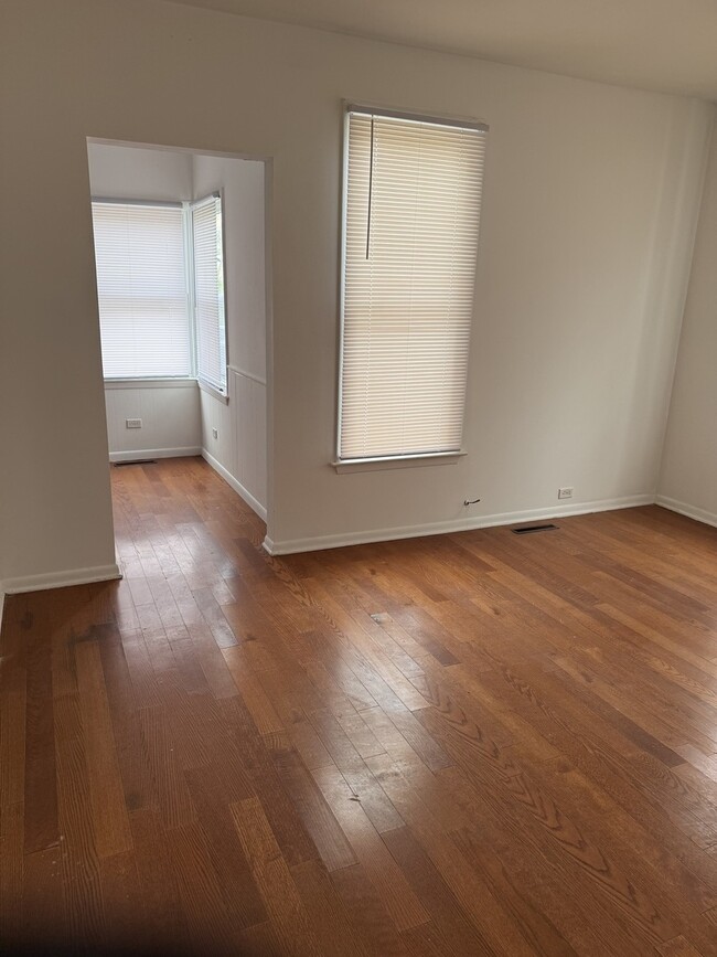 Photo - 140 College St