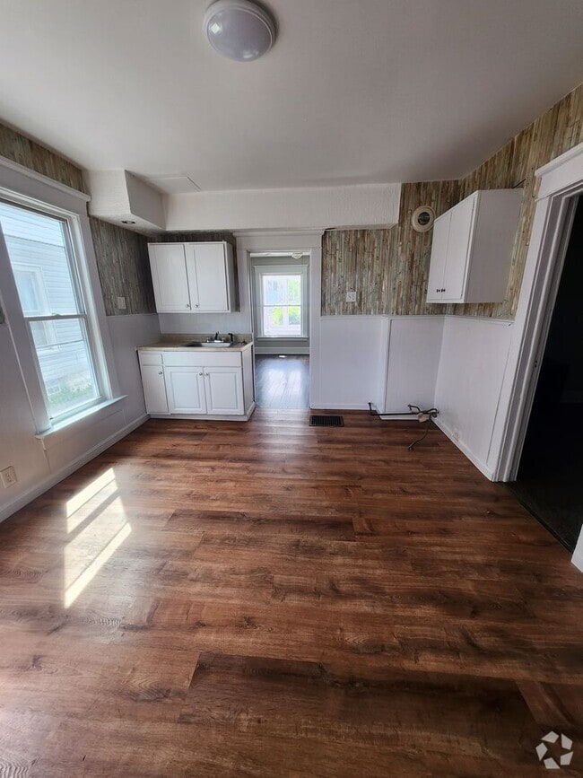 Building Photo - Lower 3 bedroom unit East side Rental