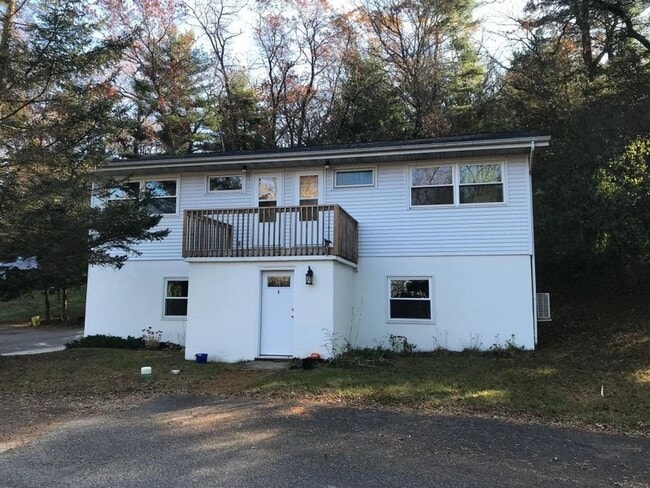 Building Photo - Hillside Triplex Unit Apt 3