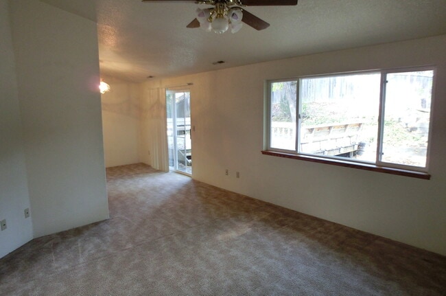 108 NW Sinclair Dr