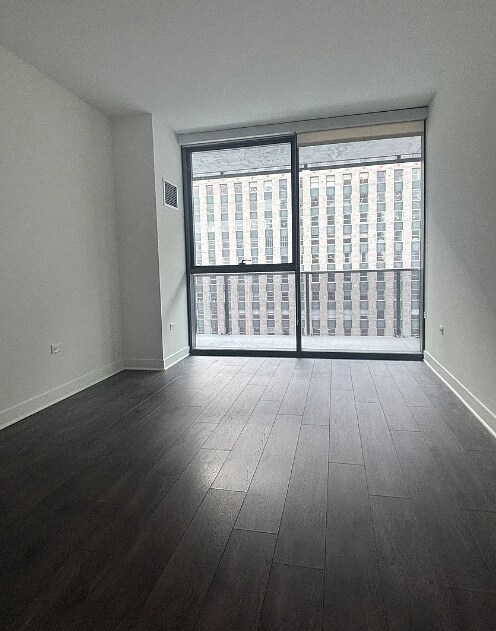 Photo - 225 W Hubbard St