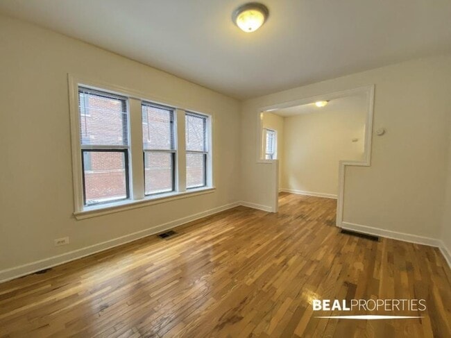 Building Photo - 1 bedroom in CHICAGO IL 60613 Unit W2