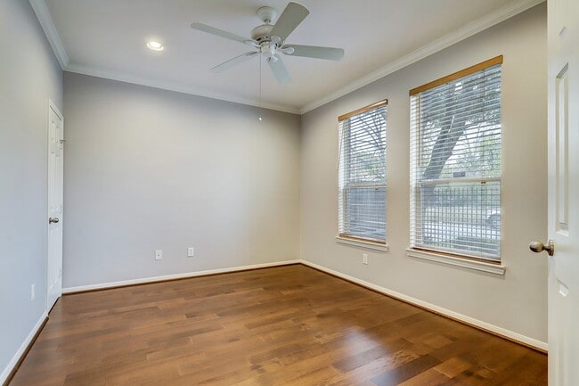 Photo - 2211 Roy St