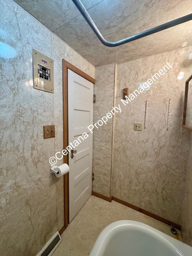 Photo - 5 bedroom 3 bath house with fenced yard