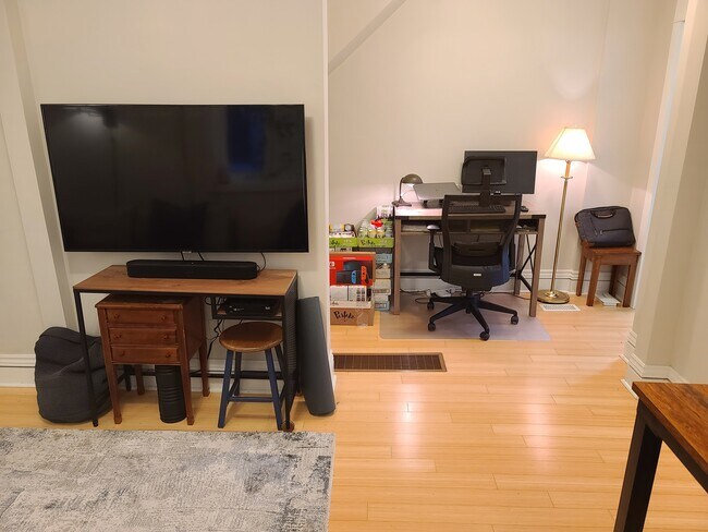 1235 Gerrard St E Unit Main Flr