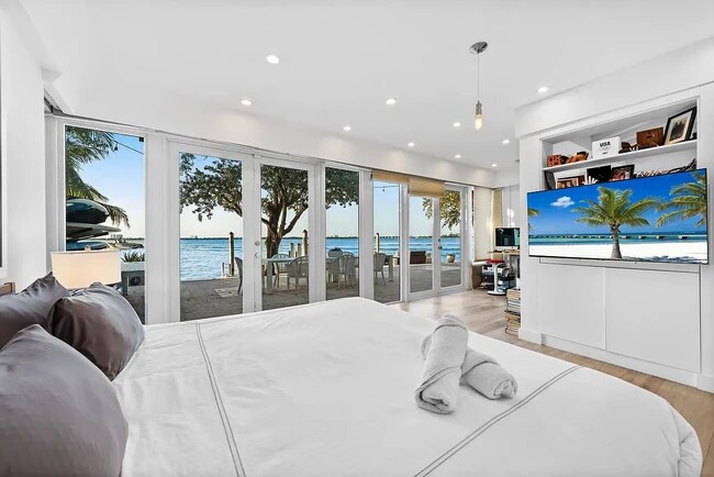 Photo - 444 W Rivo Alto Dr