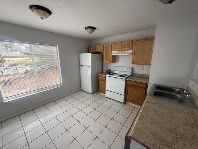 Photo - 1527 Schoolhouse St