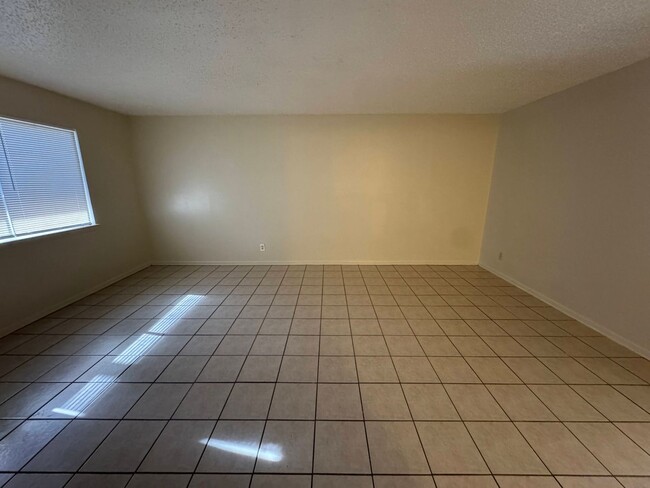 Photo - 1102 Harley Dr Unidad B