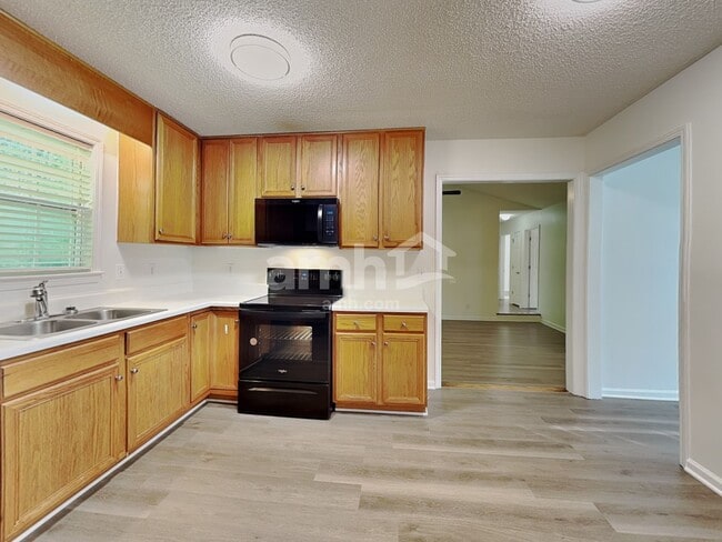 Photo - 205 Wood Green Dr
