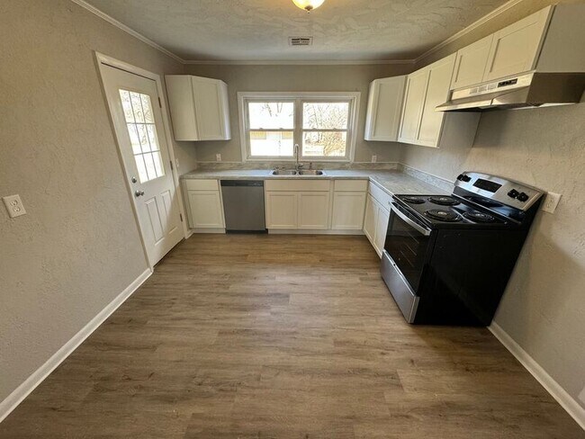 Photo - 2040 A St NE