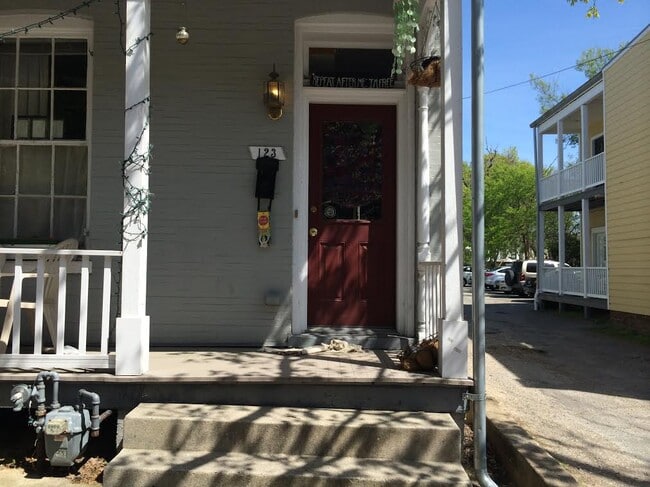 Building Photo - 123 S Cherry St