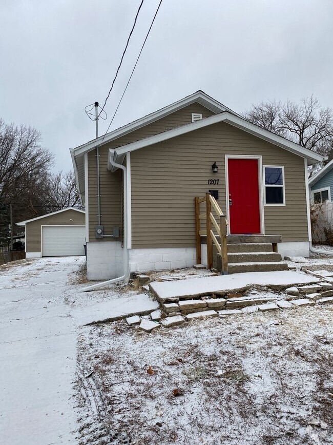 Building Photo - Newly remodeled 3 bedroom 1 bath 2 Stall D... Rental
