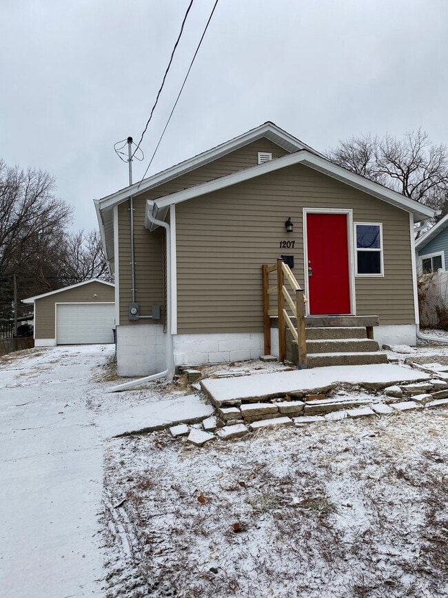 Newly remodeled 3 bedroom 1 bath 2 Stall D... - Newly remodeled 3 bedroom 1 bath 2 Stall D... House