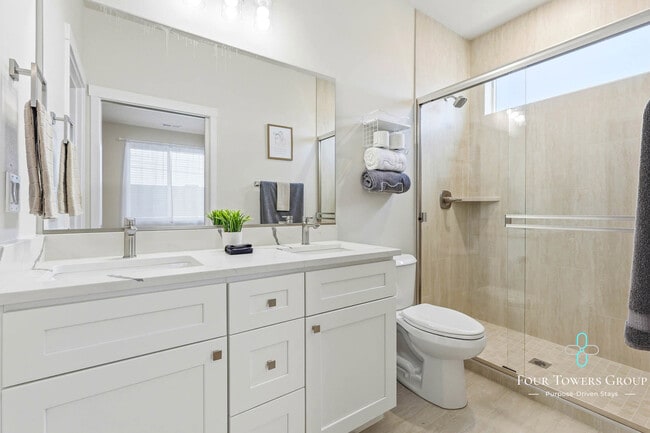 Building Photo - 1205 NE Emerald Dr