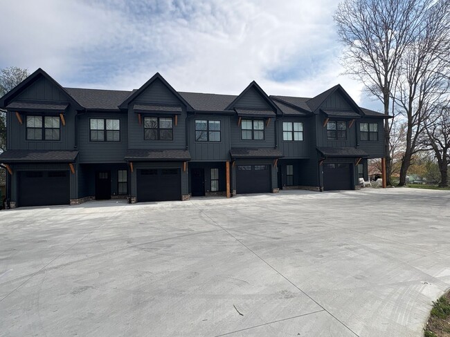 Building Photo - LUXURY Townhome in Winchester....